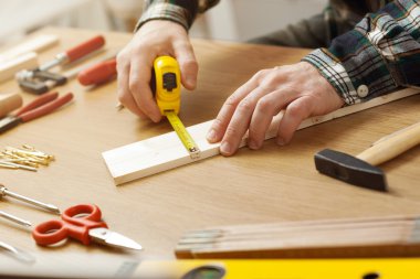Adam bir DIY proje üzerinde çalışıyor