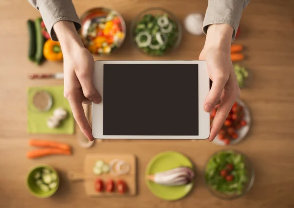 食品とデジタル タブレットの料理アプリ — ストック写真