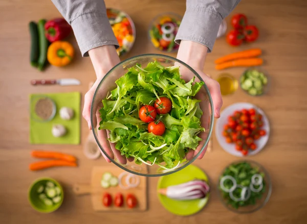 Gezonde verse zelfgemaakte salade — Stockfoto