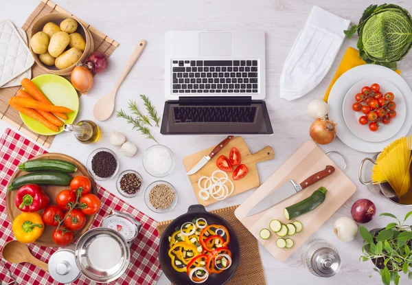 Cozinhar em casa com receitas online — Fotografia de Stock