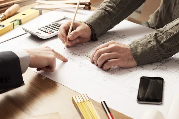 Homme d'affaires et ingénieur de la construction travaillent ensemble — Photo