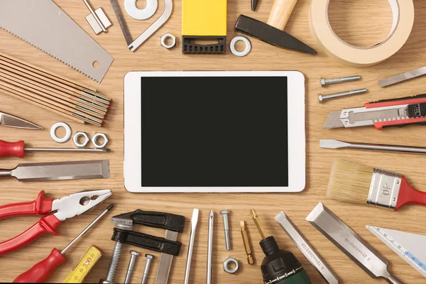 Tablet digital com ferramentas DIY — Fotografia de Stock