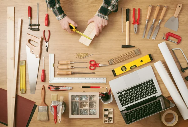 Uomo che misura una tavola di legno — Foto Stock