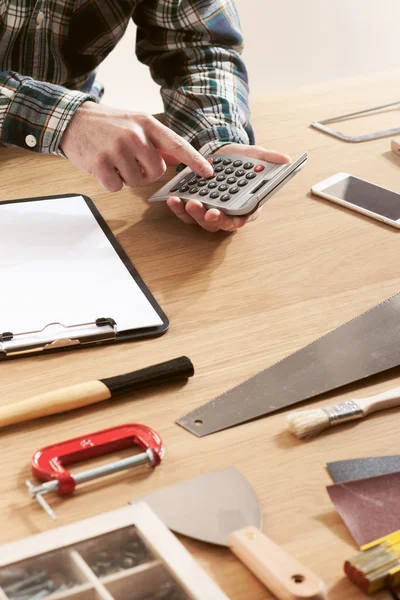 Hombre trabajando en un proyecto de bricolaje — Foto de Stock