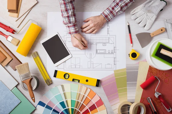 Decorador profesional trabajando en el escritorio — Foto de Stock