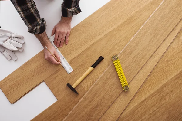 Menuisier installant un plancher en bois — Photo