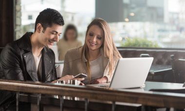 Arkadaşlar bir akıllı telefon kullanarak Café