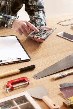 Adam bir DIY proje üzerinde çalışıyor