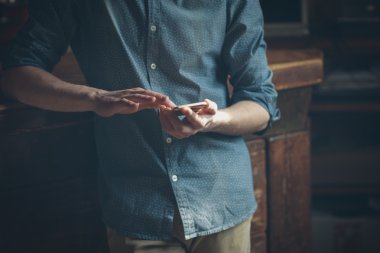 Genç yenilikçi bir cep telefonu kullanarak