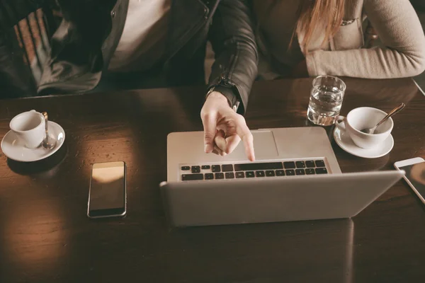 Friends using a laptop — Stock Photo, Image