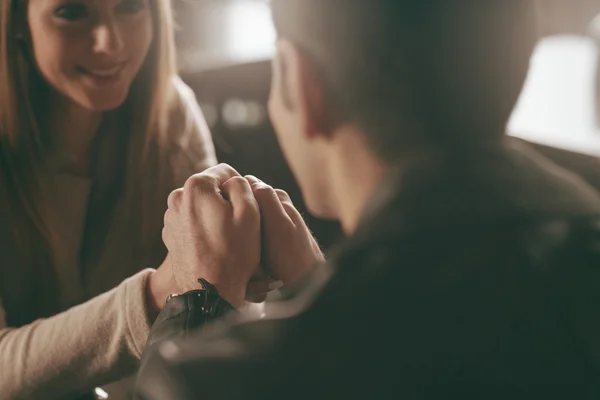 Pareja romántica cogida de la mano en el bar — Foto de Stock