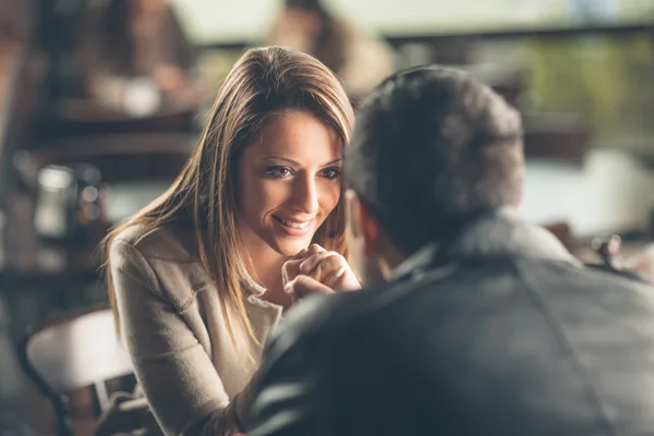 Pareja romántica coqueteando en el bar — Foto de Stock