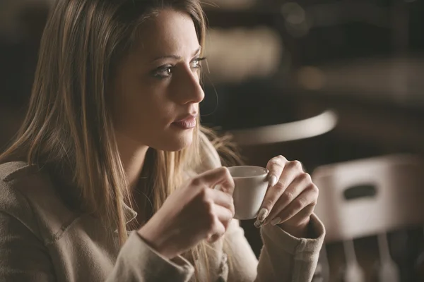 Femme prenant un café au bar — Photo