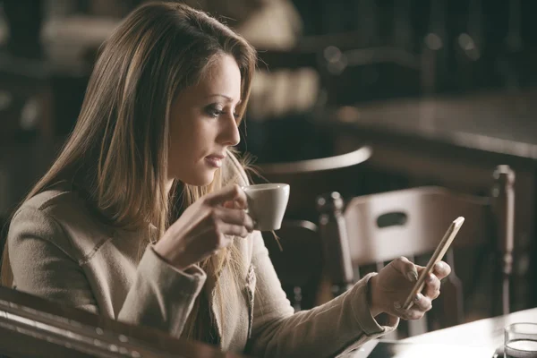 Vrouw texting met haar telefoon — Stockfoto