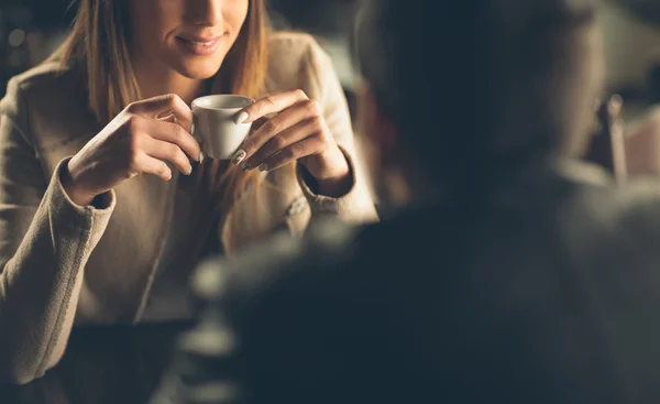 Paar dating op de bar — Stockfoto