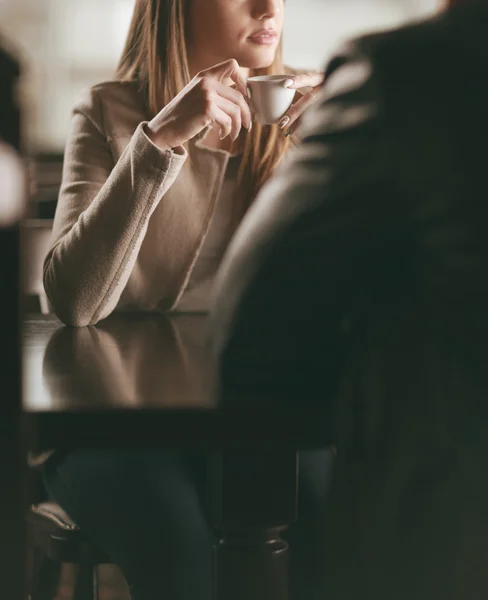 Nadenkend vrouw aan de balie van een kop koffie — Stockfoto