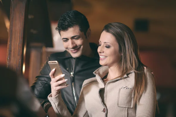 Pareja de moda en el bar — Foto de Stock