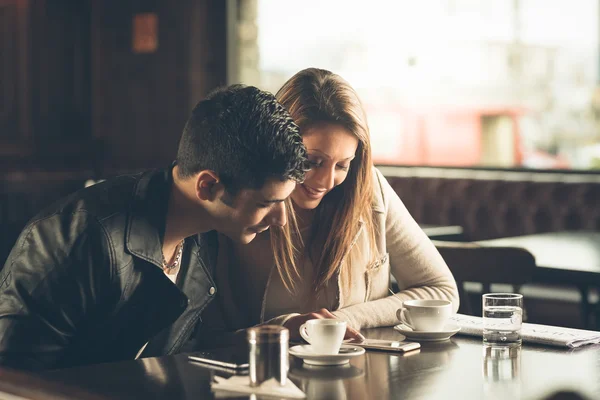 Amigos no café usando um telefone celular — Fotografia de Stock