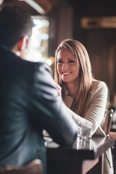 Treffen an der Bar — Stockfoto