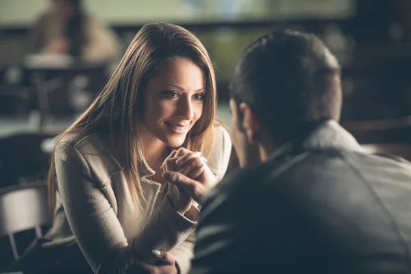 Romantisches Paar flirtet an der Bar — Stockfoto