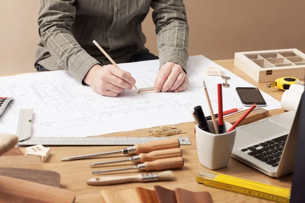 Arquiteto profissional trabalhando em sua mesa — Fotografia de Stock