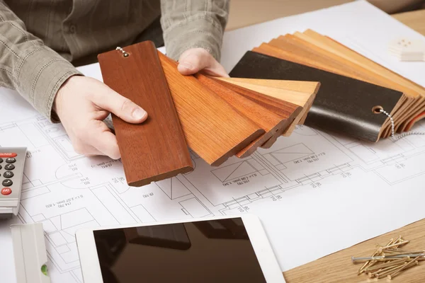 Interior designer choosing a baseboard — Stock Photo, Image