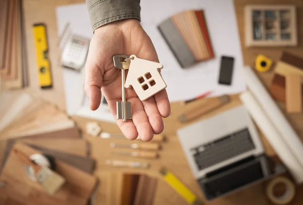 Fastighetsmäklare med hus nyckel — Stockfoto