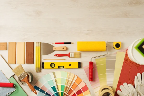 Mesa de trabalho do decorador com ferramentas — Fotografia de Stock