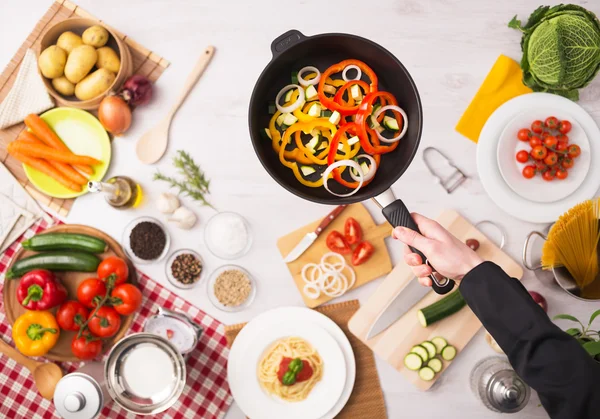 Cozinhar fritar legumes fatiados — Fotografia de Stock