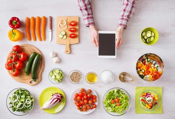 Online matlagning app med kök bänkskiva — Stockfoto