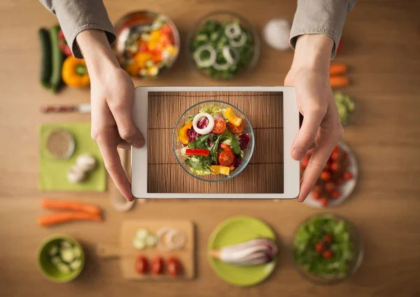 Aplicativo de comida e culinária em tablet digital — Fotografia de Stock