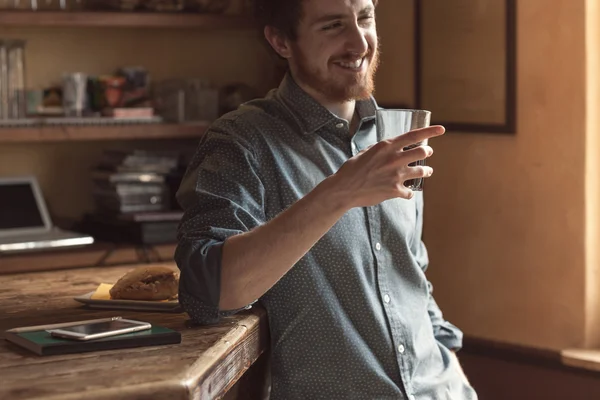 Hipster člověk pije sklenici koksu — Stock fotografie