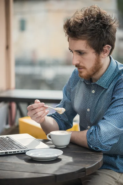 Joven hipster tomando un café en el bar —  Fotos de Stock