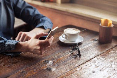 Hipster adam manifatura onun cep telefonu ile