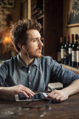 Onun tableti ile müzik dinlemek hipster
