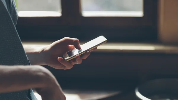 Genç yenilikçi bir cep telefonu kullanarak