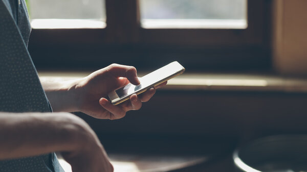 Молодой хипстер с помощью мобильного телефона
