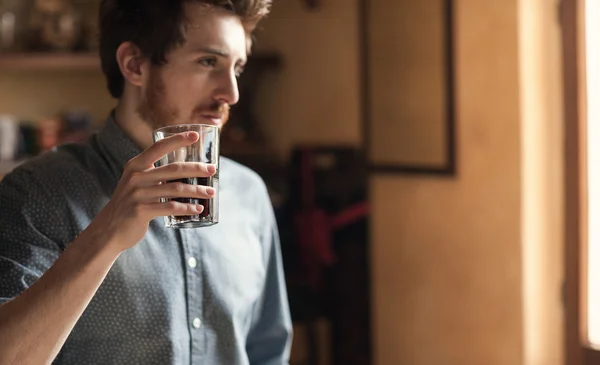 Hipster homem bebendo um copo de coca — Fotografia de Stock