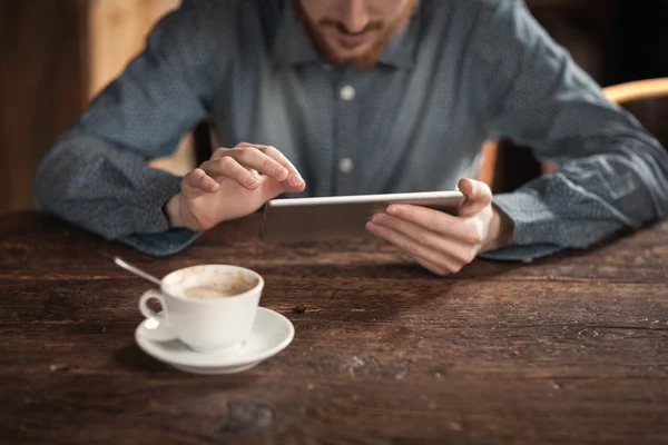 Hombre joven usando una tableta de pantalla táctil —  Fotos de Stock