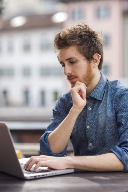 Adam ile bir dizüstü bilgisayar açık çalışma