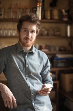 Cep telefonu bardaki adamla Hispter