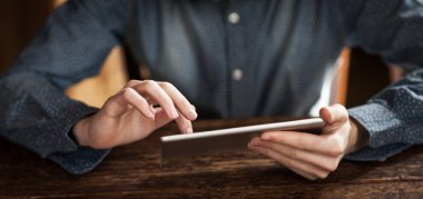 Genç adam bir değmek perde tablet kullanarak