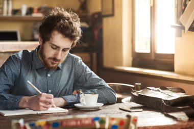 Genç hipster adam onun stüdyosunda çizimi