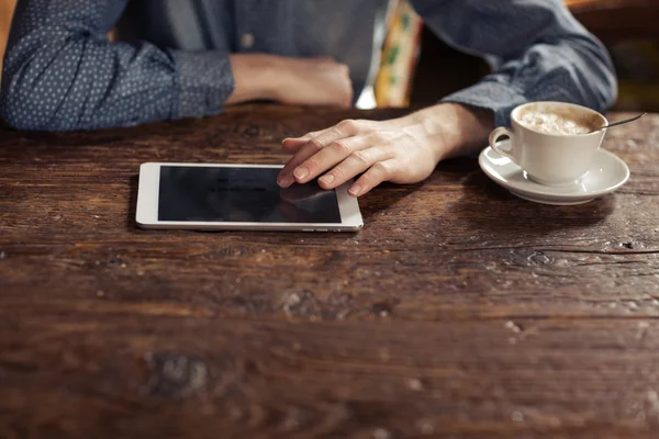 Descanso relajante café con la tableta — Foto de Stock