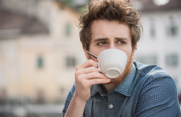 Hipster guy dricka en kopp kaffe — Stockfoto