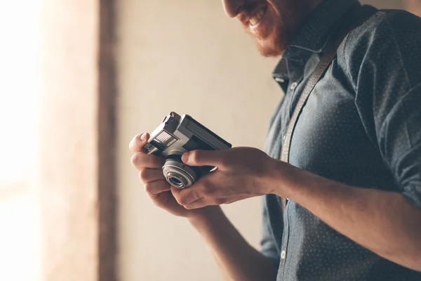 Hipster mladý muž s vinobraní fotoaparát — Stock fotografie