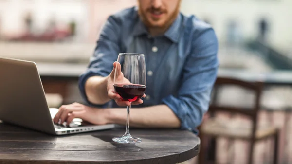 Wijn proeven in de bar — Stockfoto