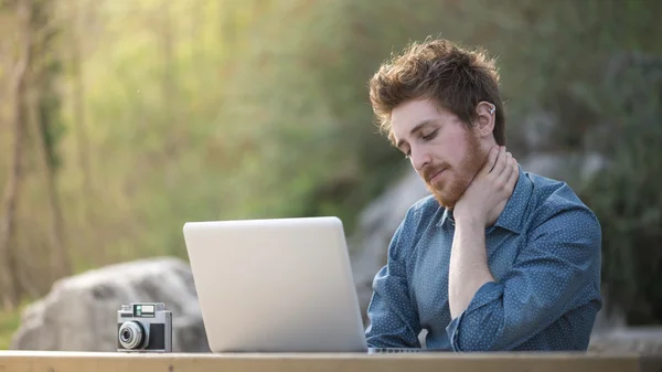 Junger Mann arbeitet im Freien — Stockfoto