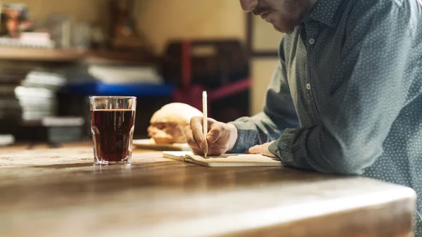 Genç tasarımcı onun öğle yemeği molası sırasında çizimi — Stok fotoğraf