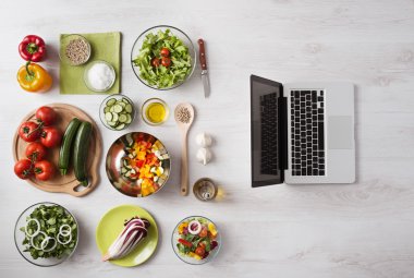 Dizüstü bilgisayar ile yaratıcı mutfak